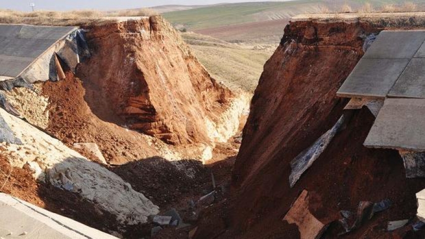 Suruç sulama tüneli çöktü, dev çukur oluştu