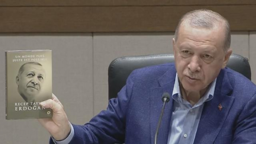 Erdoğan, BM Genel Kurulu'nda dünya liderlerine takdim edeceği hediyeleri gazetecilere gösterdi