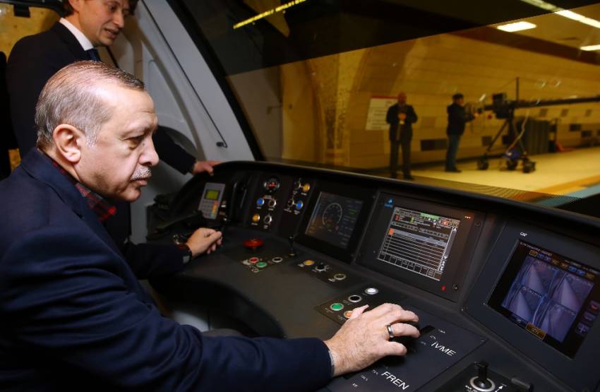 Cumhurbaşkanı Erdoğan vatman koltuğuna oturdu