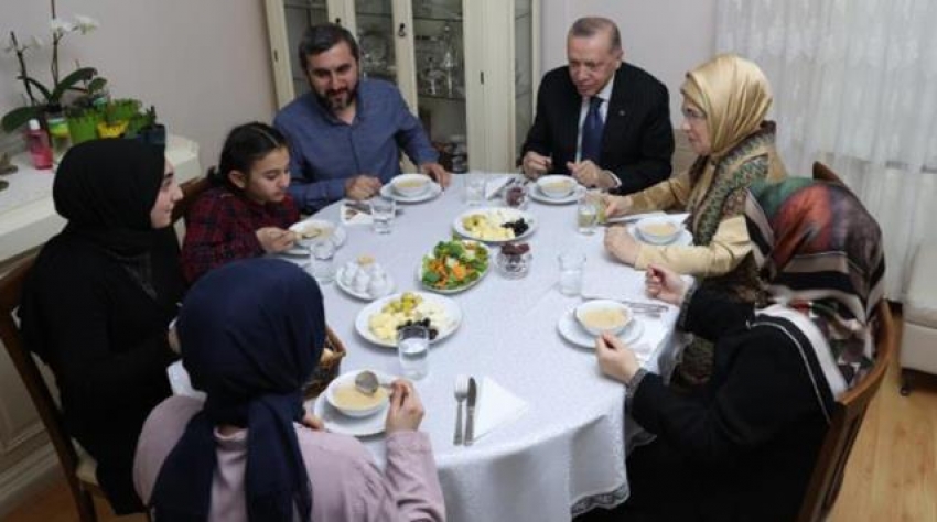 Cumhurbaşkanı Erdoğan ve eşi Emine Erdoğan, İstanbul'da bir ailenin evinde iftar yaptı