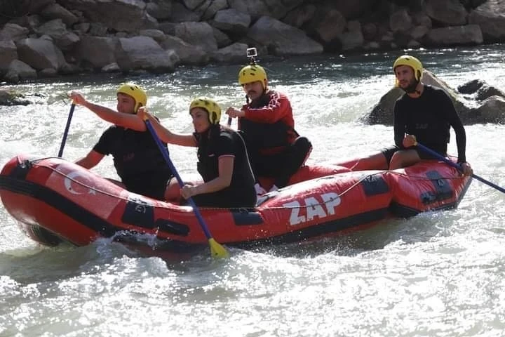 Çukurca’da rafting heyecanı devam ediyor