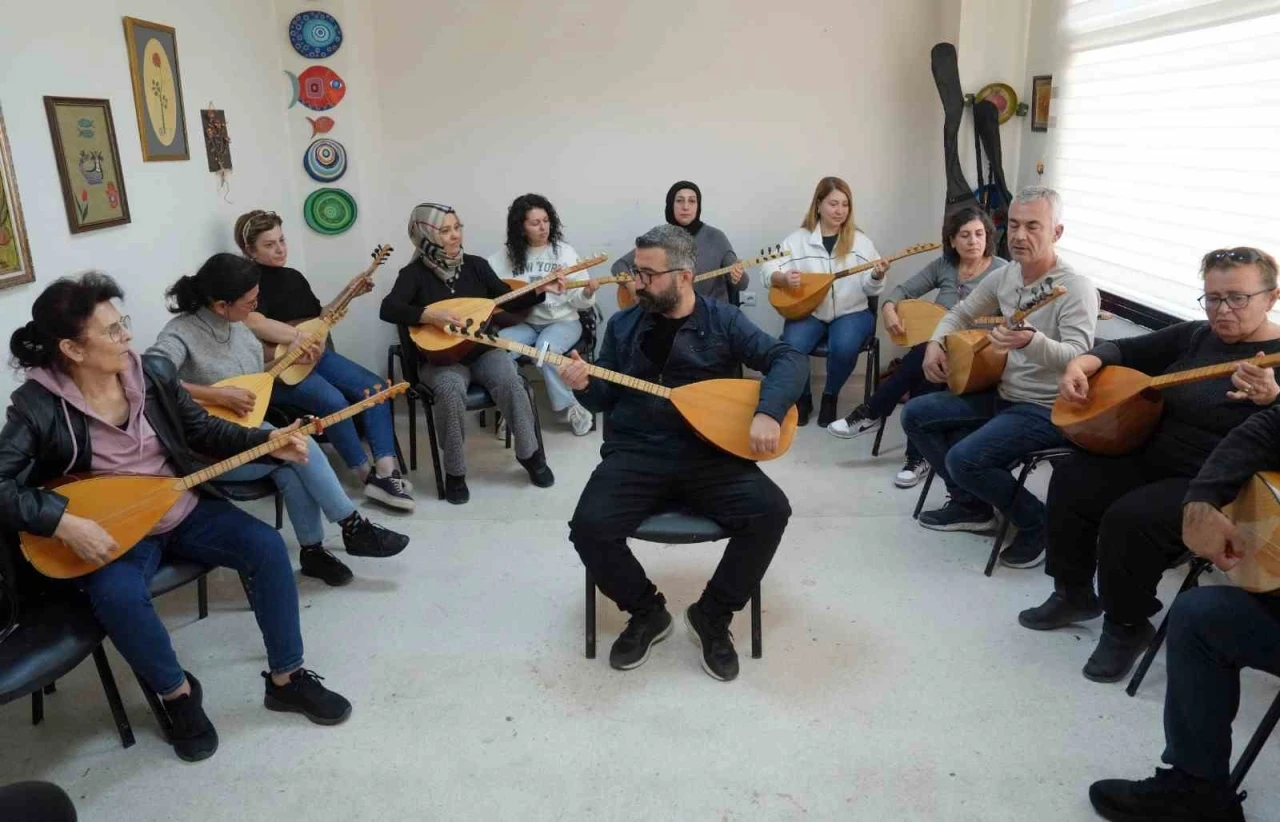 Çukurova’da ücretsiz saz kursuna yoğun ilgi
