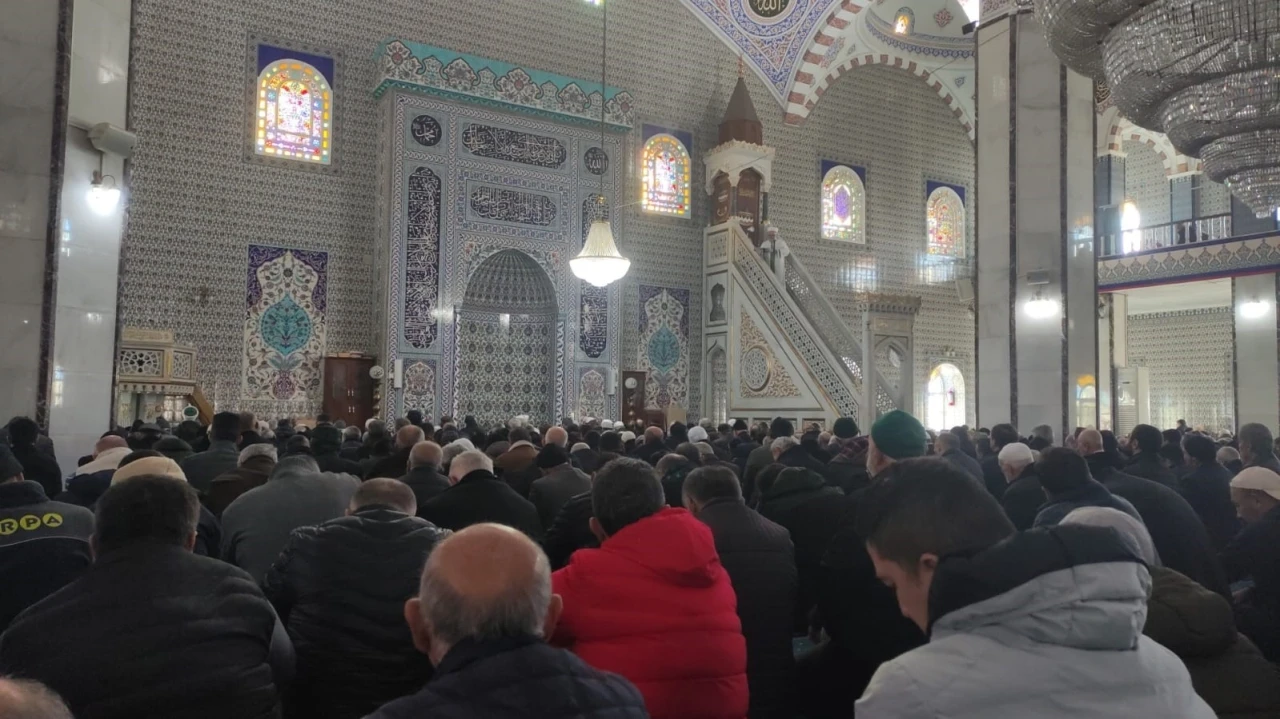 Cuma hutbesinde “kumar” vurgusu: &quot;Kumar, hem oynatan hem de oynayan için maddi ve manevi bir tükeniştir&quot;