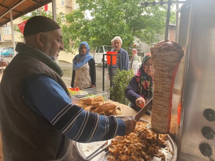 Cumhurbaşkanı Erdoğan’ın zaferi için döner ve tulumba dağıttı
