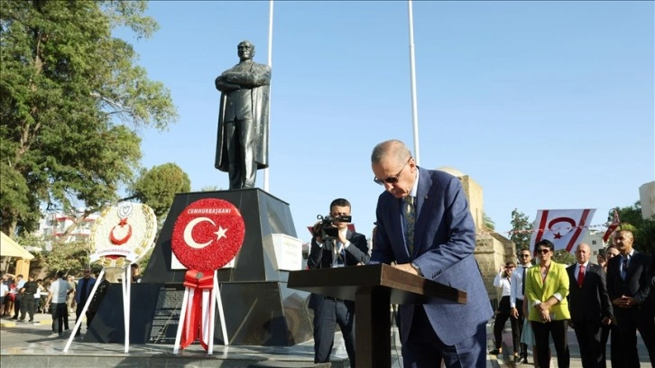 Cumhurbaşkanı Erdoğan, Lefkoşa'daki Atatürk Anıtı'nı ziyaret etti