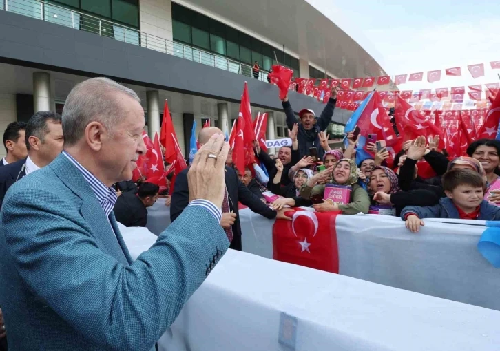 Cumhurbaşkanı Erdoğan: "500 bin civarında mülteciyi Suriye’nin kuzeyindeki briket evlere göndermeye başladık"
