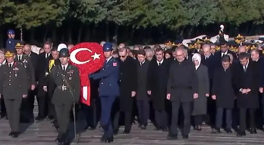 Cumhurbaşkanı Erdoğan ve devlet erkanı Atatürk'ün huzurunda