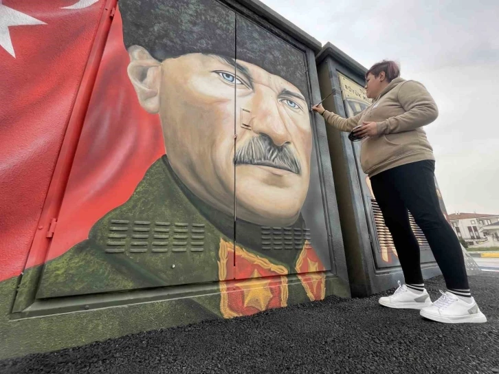 Cumhuriyet’in 100. yıl coşkusunu trafoya yansıttılar
