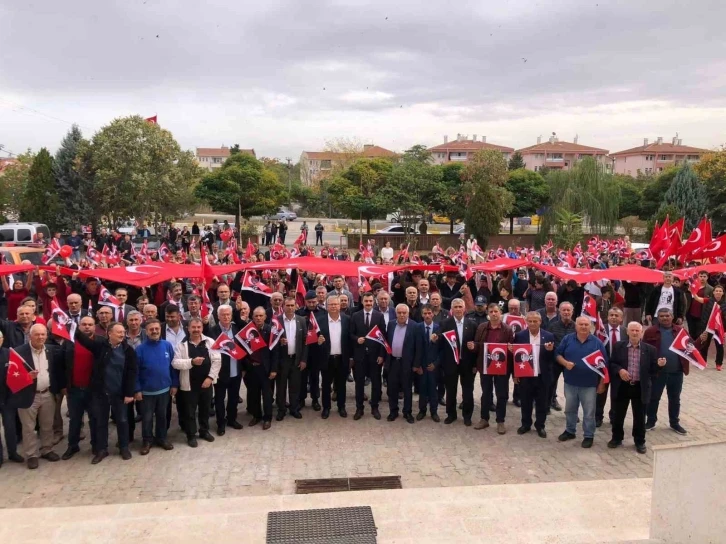 Cumhuriyet’in 100. yılını açtıkları dev Türk bayrağıyla kutladılar
