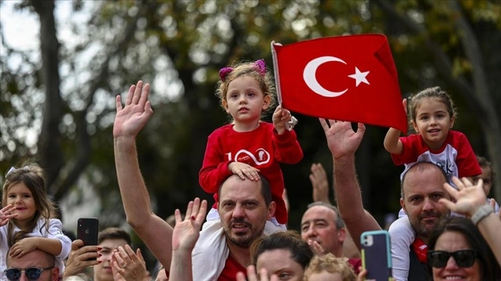 Cumhuriyet'in 100. yılı dolayısıyla Vatan Caddesi'nde tören düzenlendi