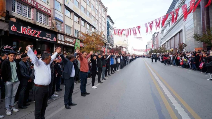 Cumhuriyetin 100. yılını Cumhuriyet Caddesi’nde bar oynayarak kutladılar
