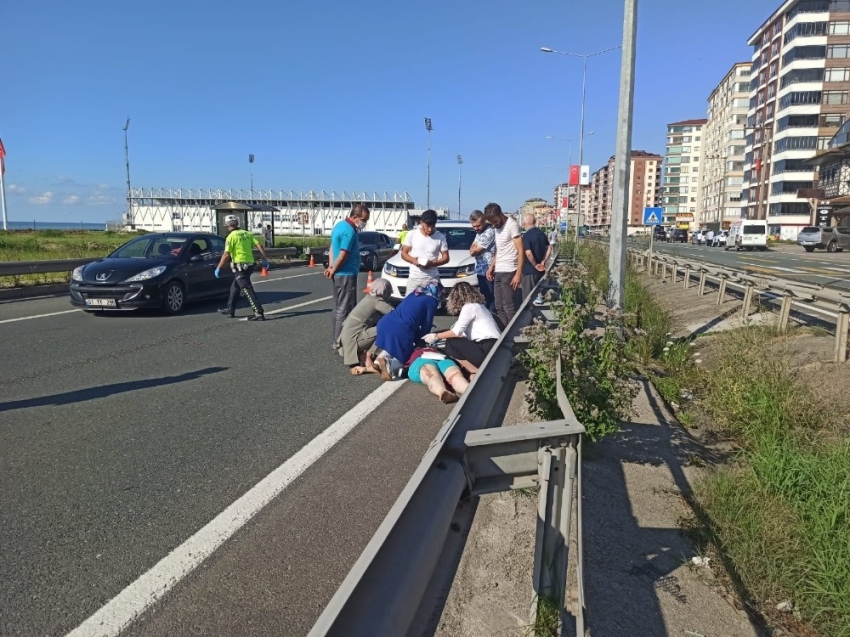 Minibüsün çarptığı kadını hayata döndürmek için yoğun çaba harcadılar ama...