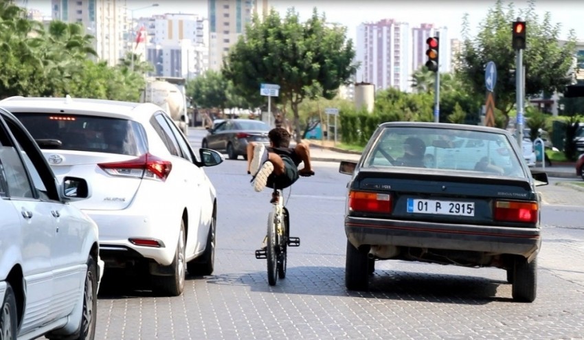 Trafikte kendini ’Superman’ sandı