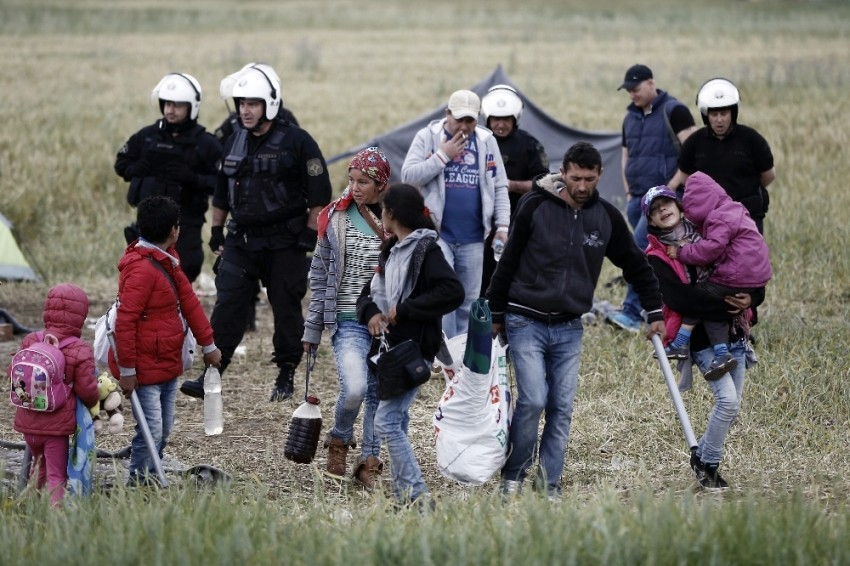 Yunan polisi mülteci kampını boşaltıyor