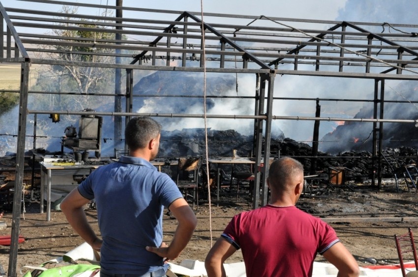 Taziye evinde yangın: Çadır küle döndü, 100 ton ot yandı