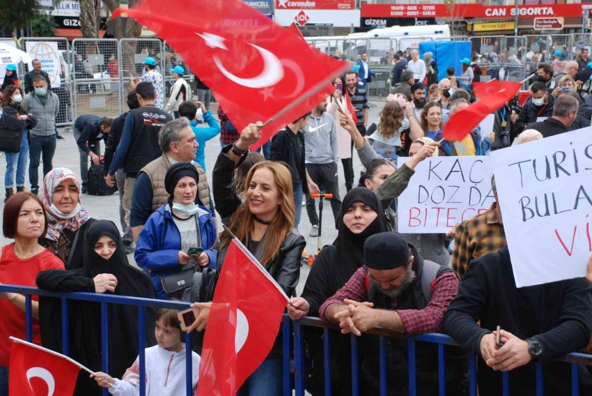 Aşı karşıtları İzmir’de toplandı