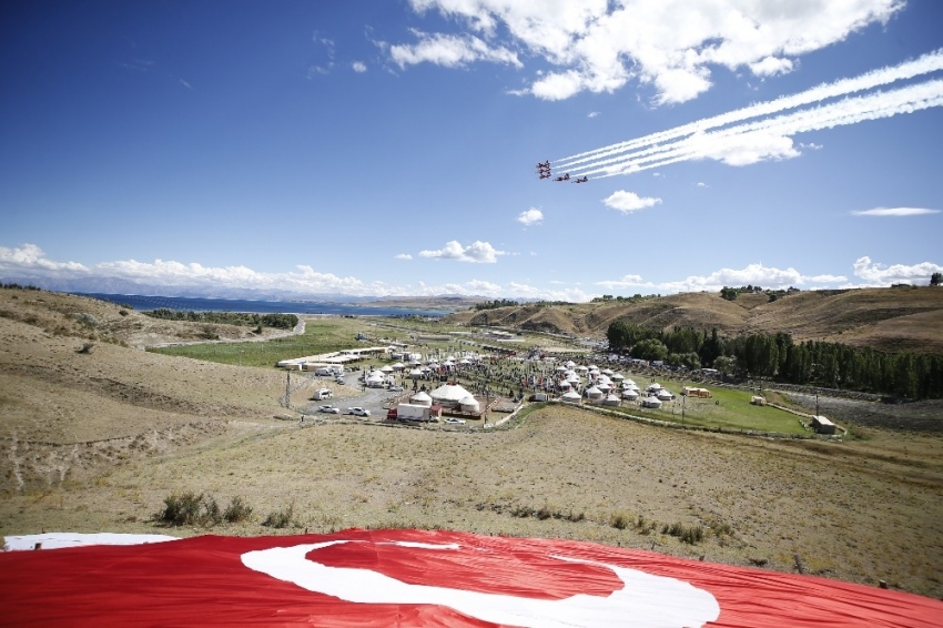 Türk Yıldızları Ahlat’ta büyüledi