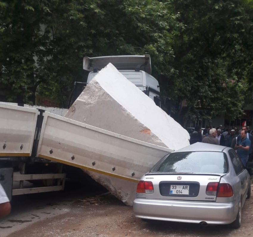 Tırın taşıdığı dev mermer blok otomobilin üzerine düştü