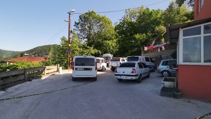 2 kişi araçta silahla vurulmuş halde bulundu