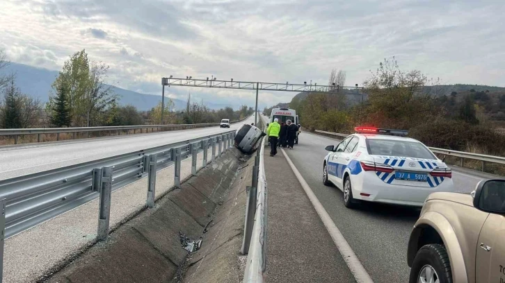 D100’de bariyerlere çarpan otomobil orta refüje düştü: 1 yaralı
