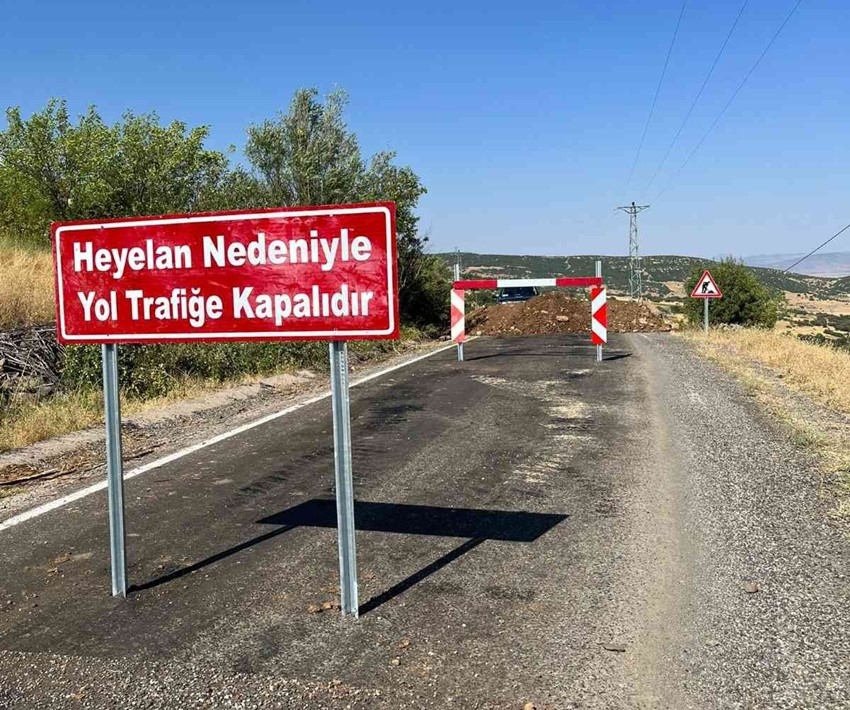 Yol heyelan nedeniyle ulaşıma kapandı