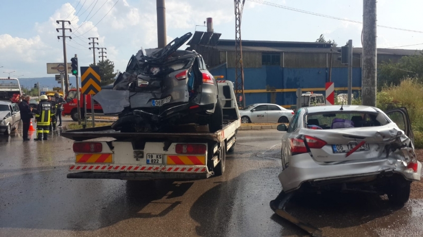 Otobüs, kırmızı ışıkta bekleyen araçlara çarptı: 9 yaralı