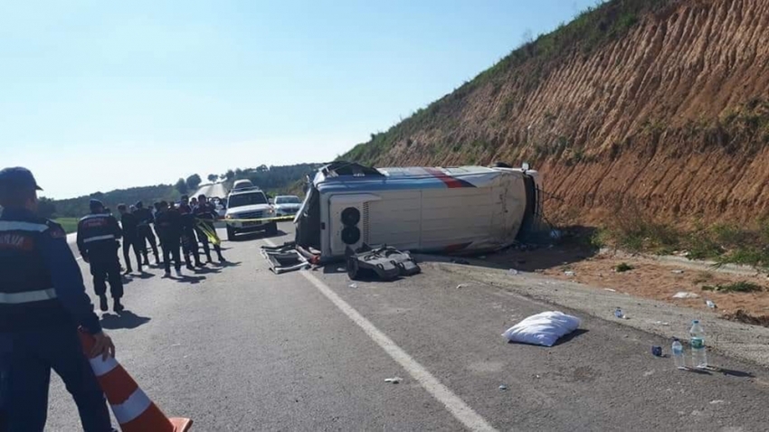 Adana’da seçim midibüsü devrildi: 15 yaralı