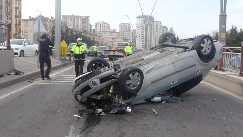 Refüje çarpan araç ters döndü