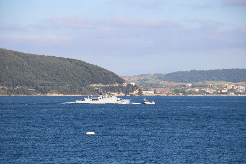 Fransız savaş gemisi Çanakkale Boğazı’ndan geçti