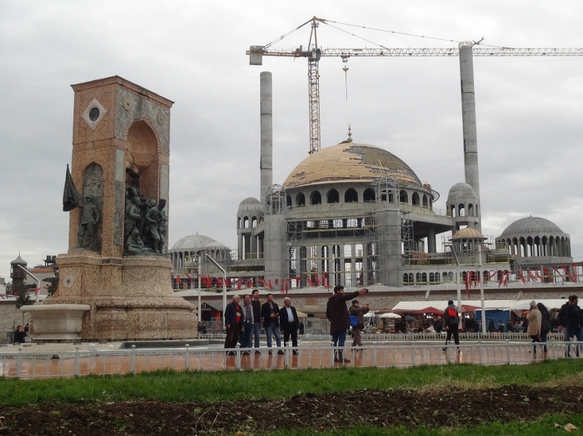 Taksim Camii’nin alemi yerleştirildi