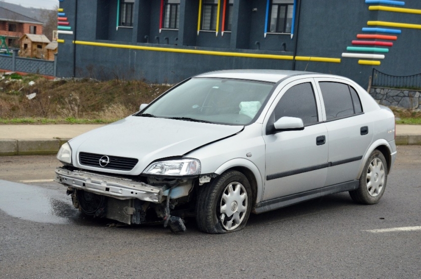 Kontrolden çıkarak savrulan otomobil