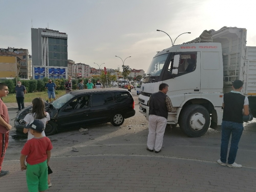 Kocaeli’de otomobil ile kamyon kafa kafaya çarpıştı: 1 yaralı