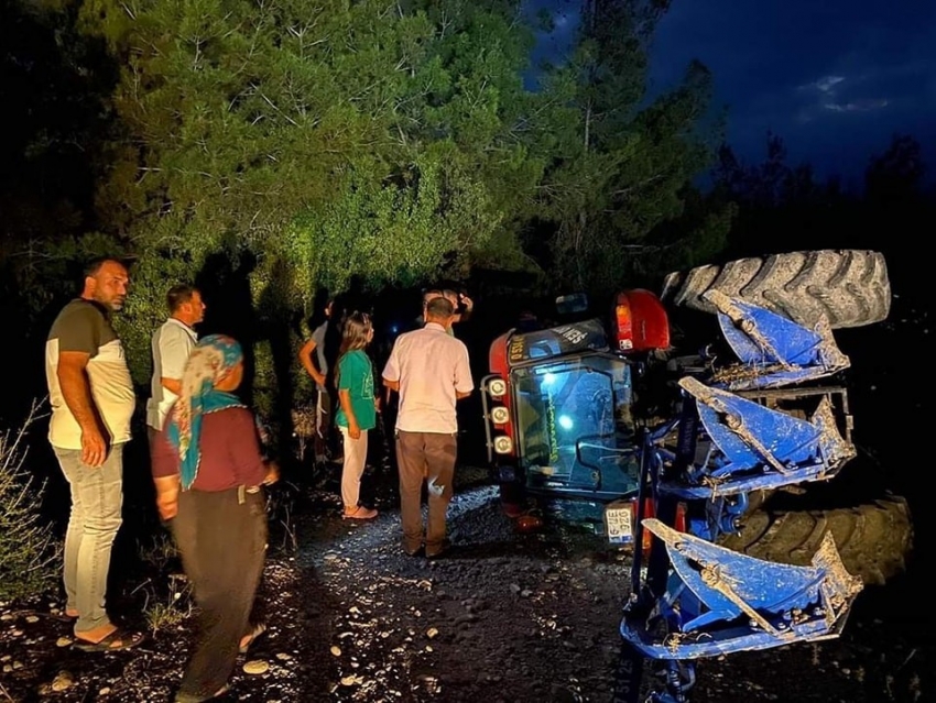 Devrilen traktörün şoförü yaralandı