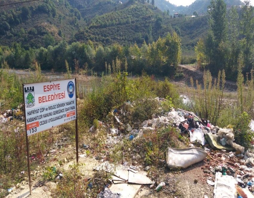 ‘Çöp dökmeyin’ tabelasının dibine çöp döktüler