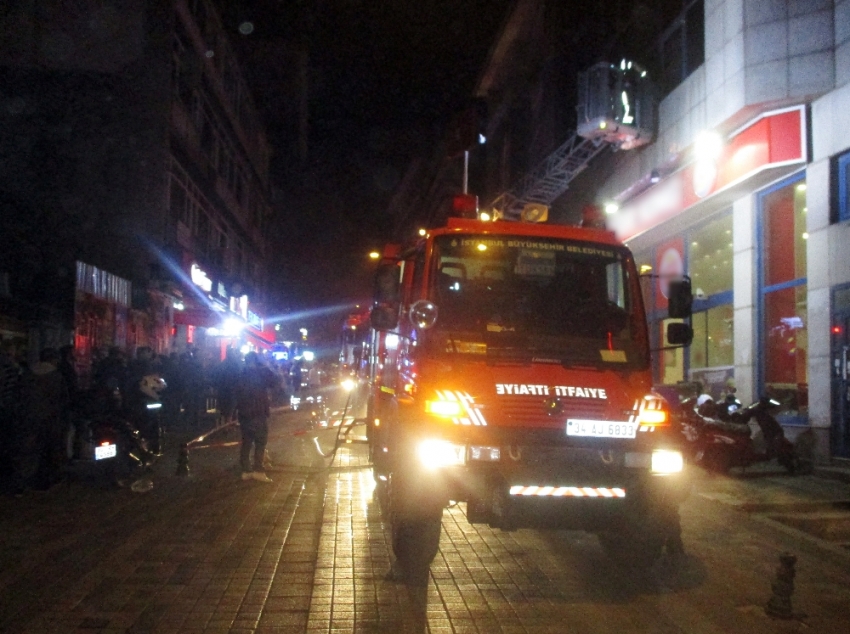 Kadıköy’de fastfood restoranında yangın