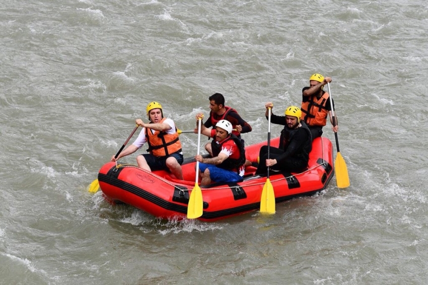 Vali rafting yaptı