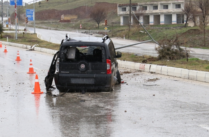 Refüje çıkan araç direği yerinden söktü: 3 yaralı