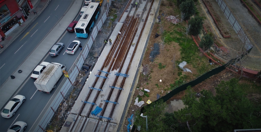 Eminönü-Alibeyköy tramvay hattının rayları yerleştiriliyor