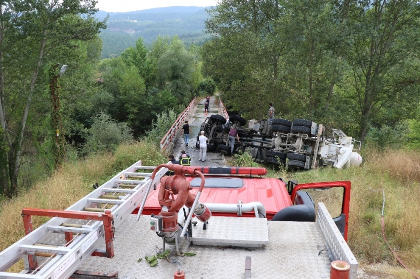 Çaya düşmekten son anda kurtulan beton mikserinde yangın çıktı