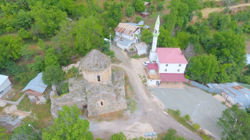 Yan yana bulunan cami ve kilise ilgi görüyor