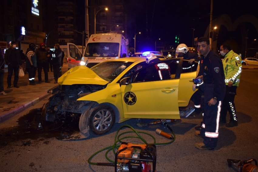 Ticari taksi aydınlatma direğine çarptı araçta sıkışan sürücü feci şekilde can verdi