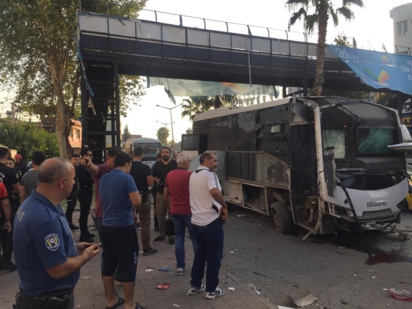 Adana’da polis servis aracına bombalı saldırı: 5 yaralı