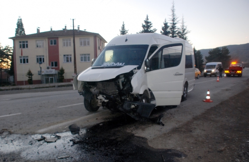 Otomobil ile servis aracı çarpıştı: 7’si öğrenci 10 yaralı