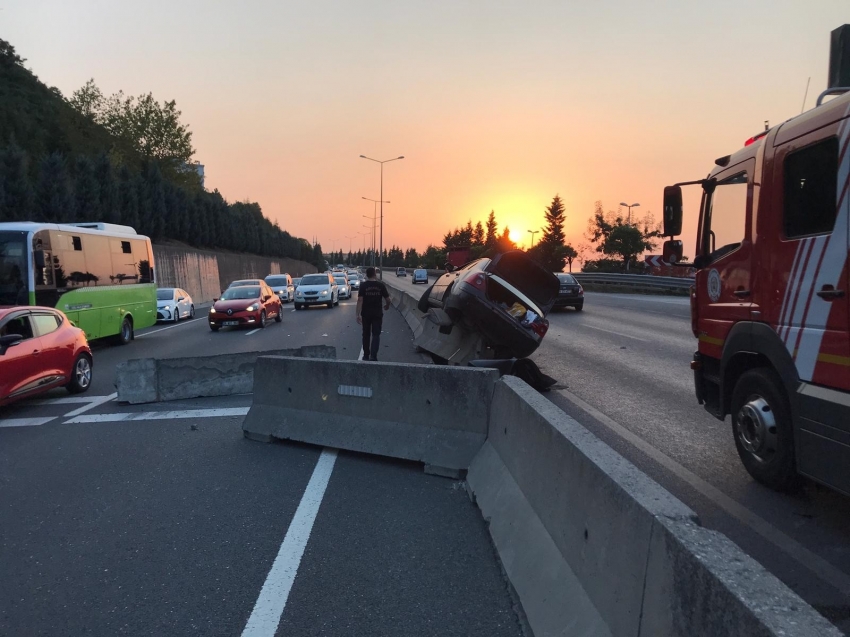 Kadın sürücü tırı sollamak isterken bariyerlere çarptı: 2 yaralı