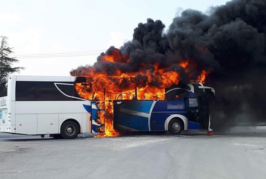 Seyir halindeki yolcu otobüsü yandı