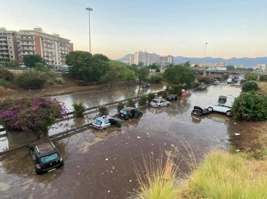 İtalya’nın Sicilya Adası’nı sel vurdu: 2 ölü