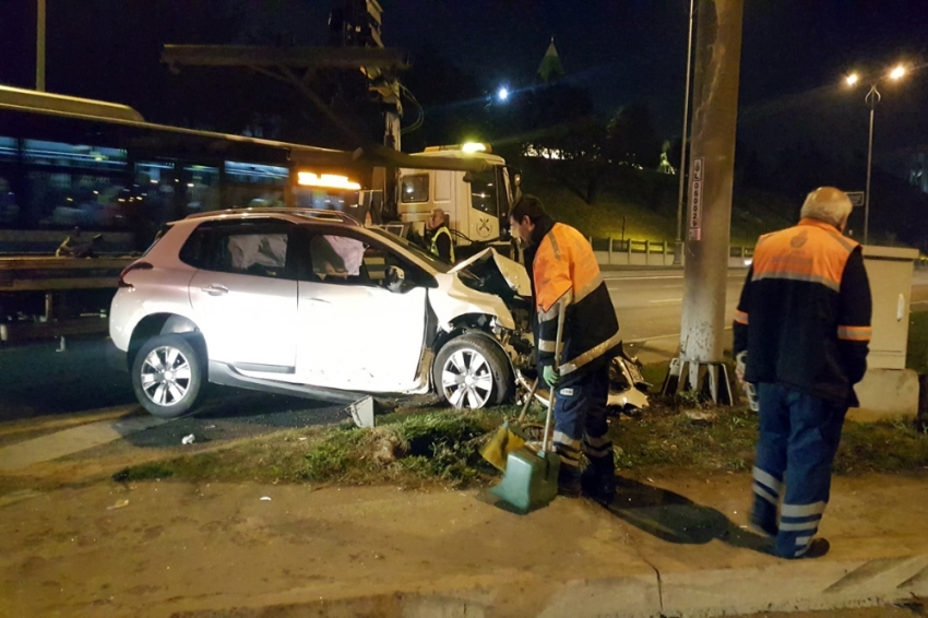 Aniden şerit değiştirince ticari taksiye çarptı