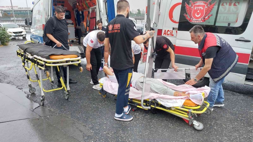 Hasta taşıyan ambulansa kamyonet çarptı