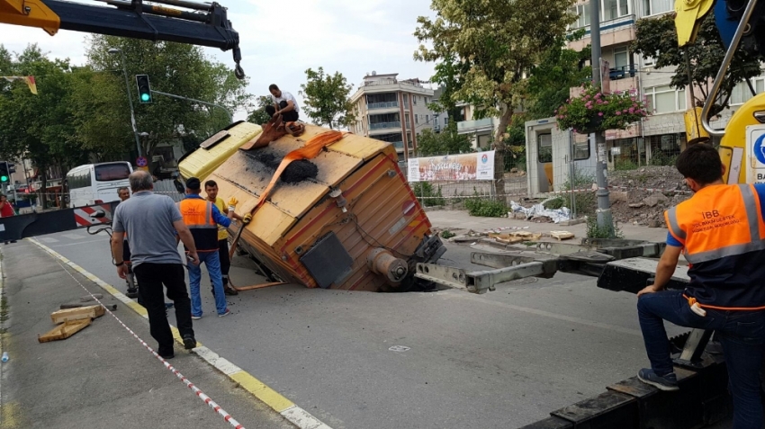 İstanbul’da yol çöktü