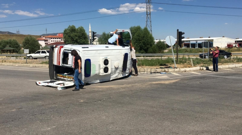 Hasta taşıyan ambulans kaza yaptı: 5 yaralı